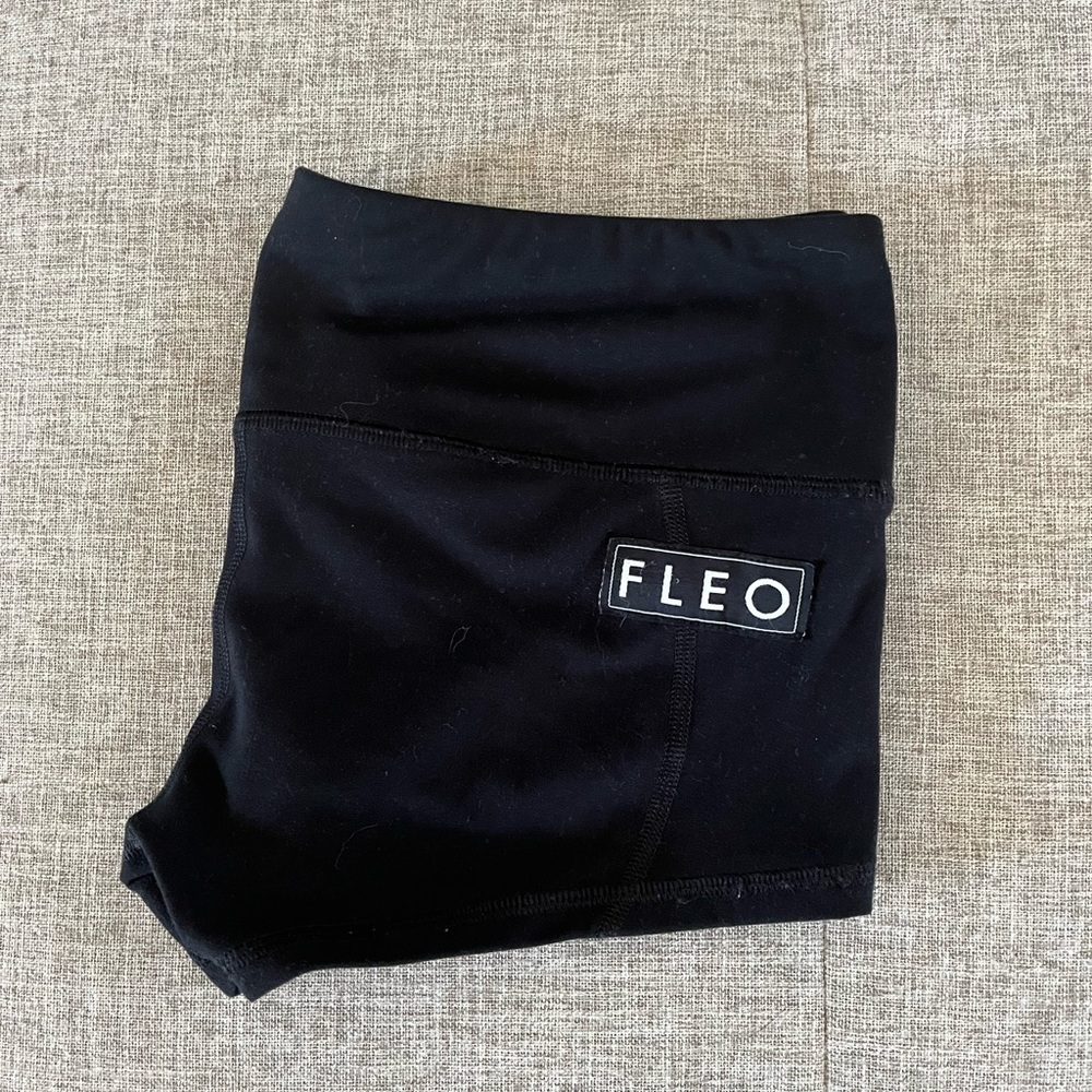 Black Fleo Low Rise Contour shorts. Size medium and EUC